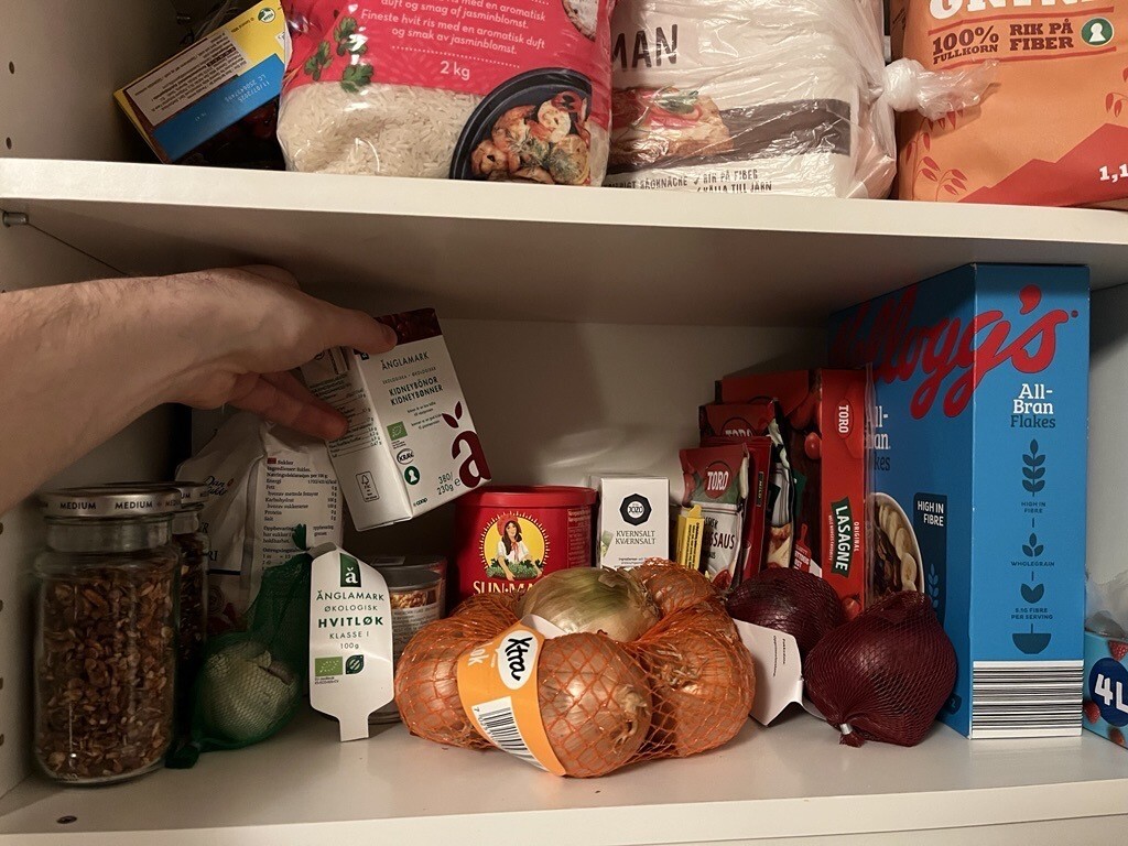 Mat i kjøkkenskapet