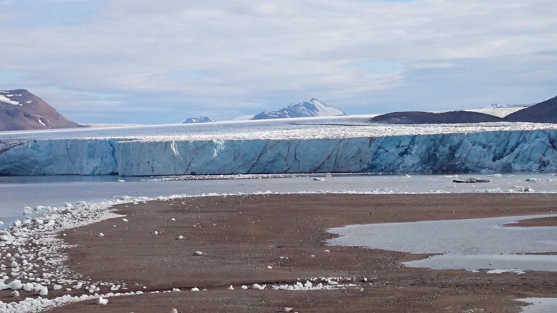 Kronebreen glacier front pillars