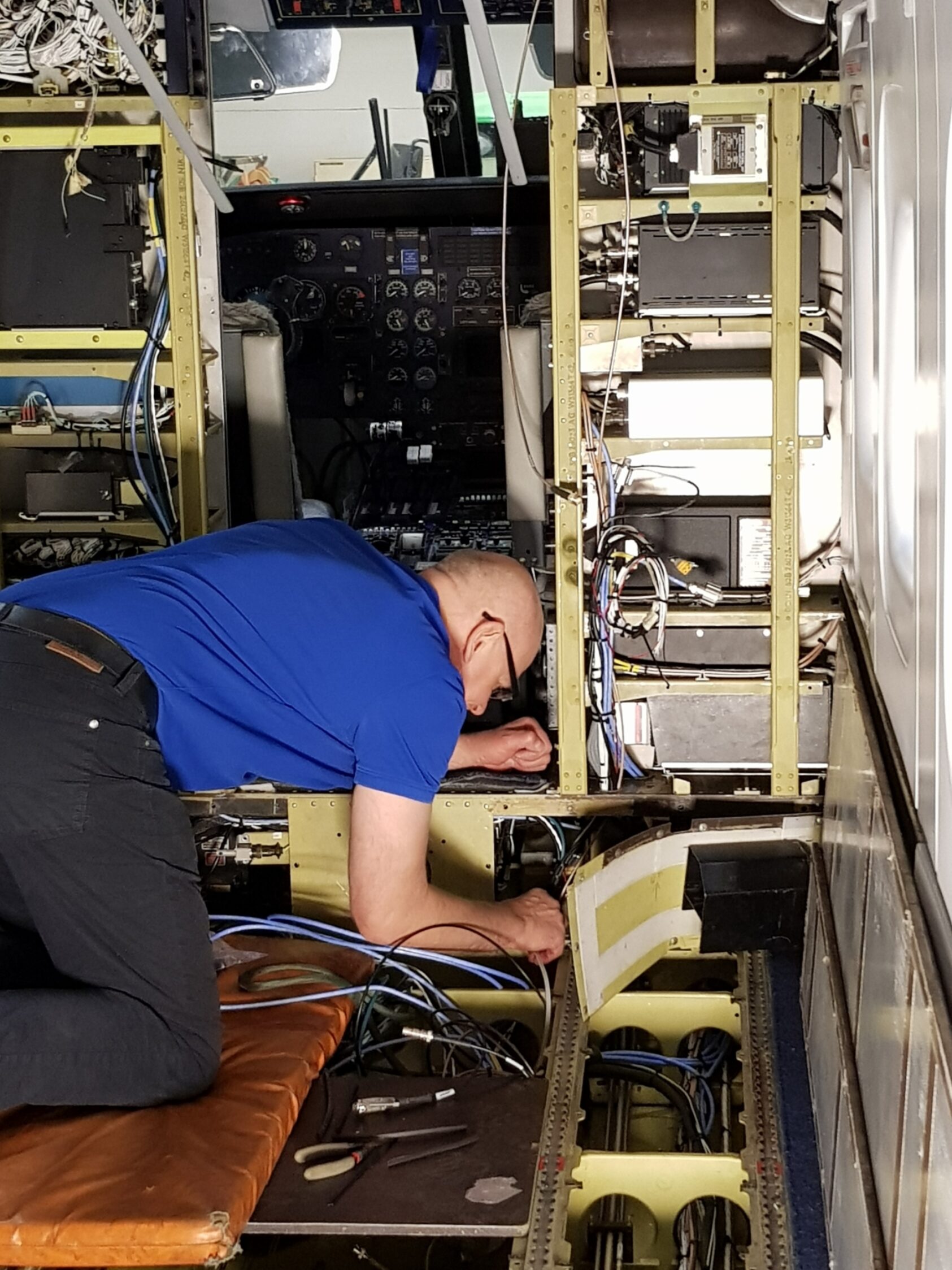 Rannveig H. Stiberg., Kabling mellom styringsenhet og fjernmålingsutstyr sjekkes., 20180614 091026, , 