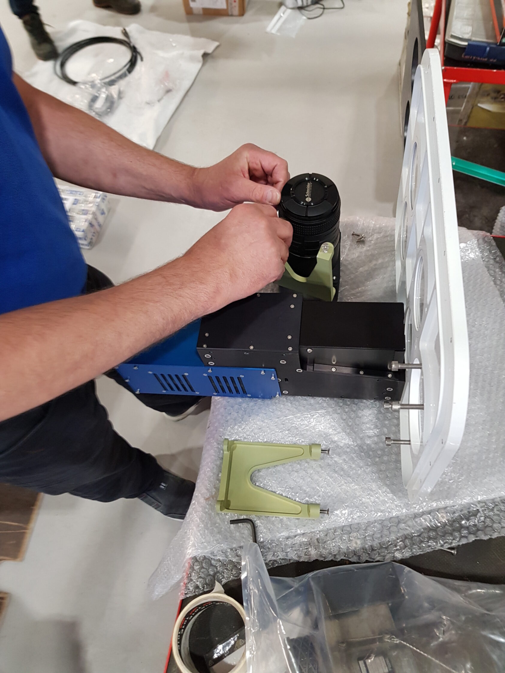 Rannveig H. Stiberg., Her klargjøres hyperspektralt kamerautstyr før montering i pod’en under flykroppen., 20180614 100902, , 