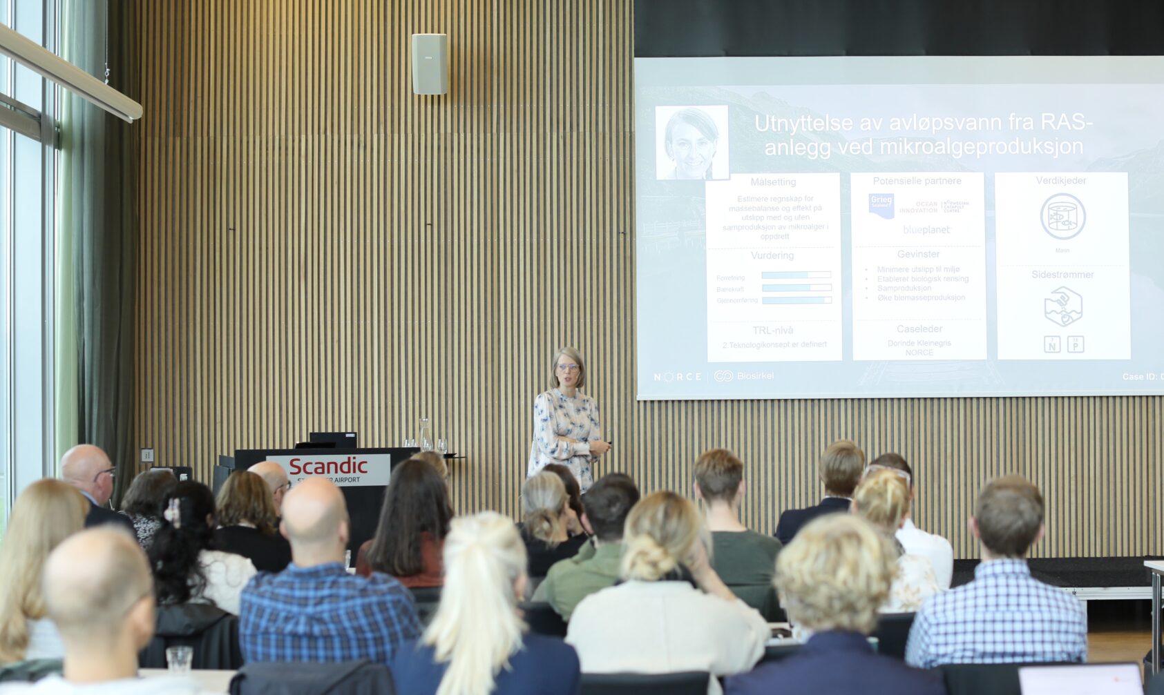 Andreas R. Graven, Prosjektleder Gro Bjerga foran deltakerne på Biosirkel forum, Sola 21. september 2023., Biosirkel alle, , 