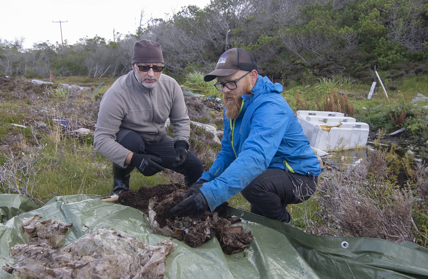 Andreas R. Graven, Field work at Lisle Lyngøyna in August 2021. Project manager Alessio Gomiero (left) at NORCE, and researcher colleague Eivind Bastesen., IMG 8052 mindre alessio bastesen lisle plast, <p>Andreas R. Graven, NORCE</p>, Two men digging in the ground