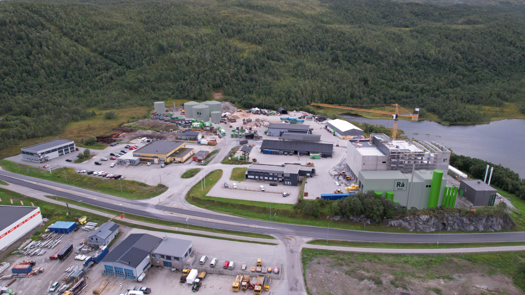 Rå Biopark/Polarkonsult, Rå Biopark AS er et av Nord-Norges største initiativer innen miljøsamarbeid. Årlig skal 75.000 tonn organisk avfall fra næringsliv og husholdninger fra Lofoten til Nordkapp omgjøres til biogass i et nytt moderne anlegg i Senja kommune., Rå Biopark Botnhågen3 Drender4000px, , 