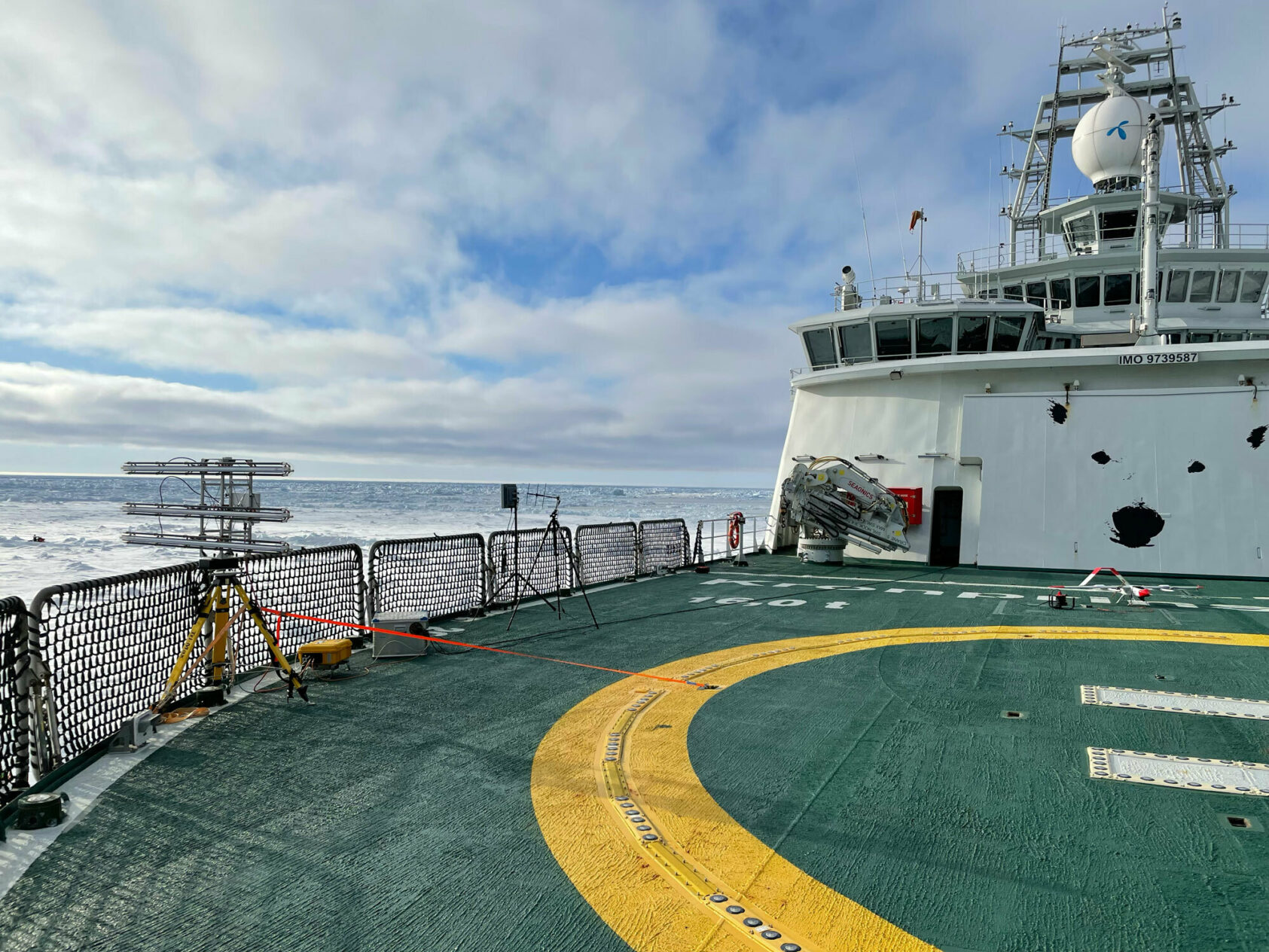 NORCE, GPRI-radarsystemet består av tre roterende antenner. Radaren var montert på helikopterdekket på styrbord side., Gpri 7344, <p>NORCE</p>, Helikopterdekk på en båt