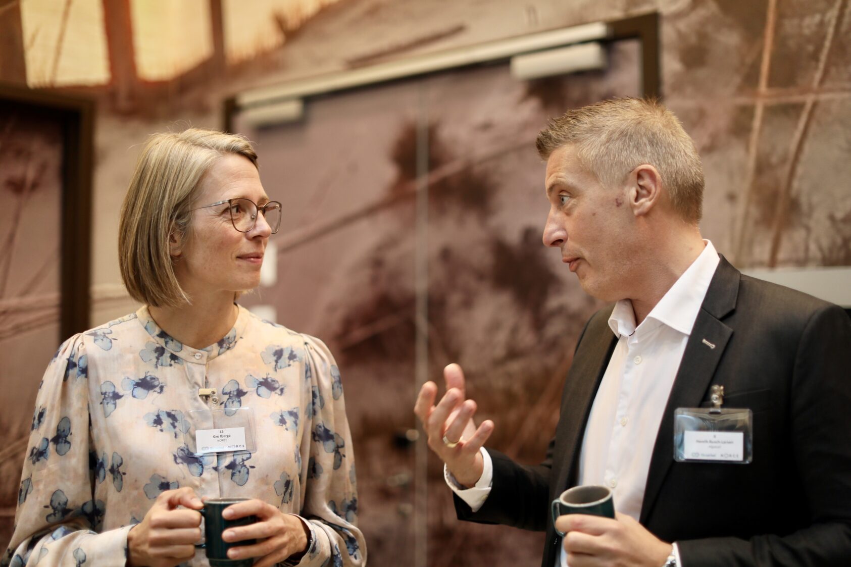 Andreas R. Graven, Prosjektleder Gro Bjerga i Biosirkel i samtale med Henrik Busch-Larsen fra Algiecel, på det årlige forumet til kapasitetsløftet Biosirkel. Dette storprosjektet som ledes av NORCE, skal styrke grønn omstillingsevne og konkurransekraft hos bedrifter i sirkulær- og bioøkonomien., Gro henrik, , 