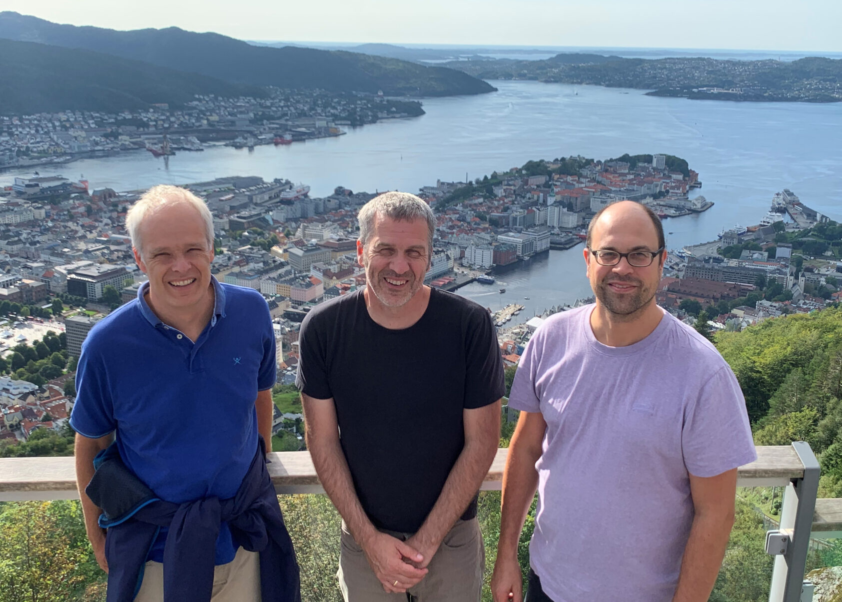 , I prosjektet "i2B - Into the Blue" har Gerrit Lohmann fra AWI, Jochen Knies fra UIT, og Stijn De Schepper fra NORCE de ledende rollene. Her fotografert på Fløyen i Bergen med sentrum og Byfjorden i bakgrunnen., I2 B prosjektledere, , 