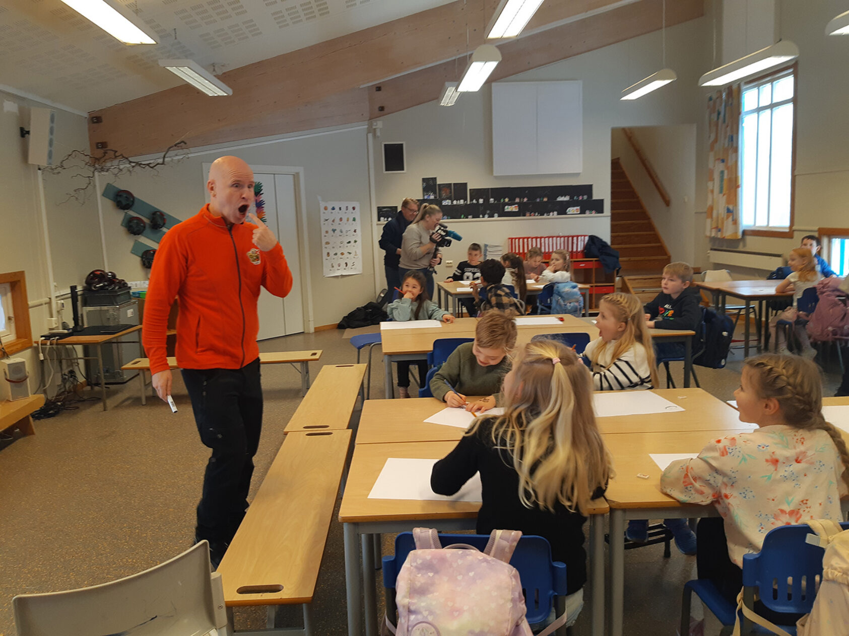 May Olaug Horverak, Tegner Øistein Kristiansen kjørte sitt energiske, kreative verksted på Birkeland skole i Agder., Oisteins blyant peker munn, , 