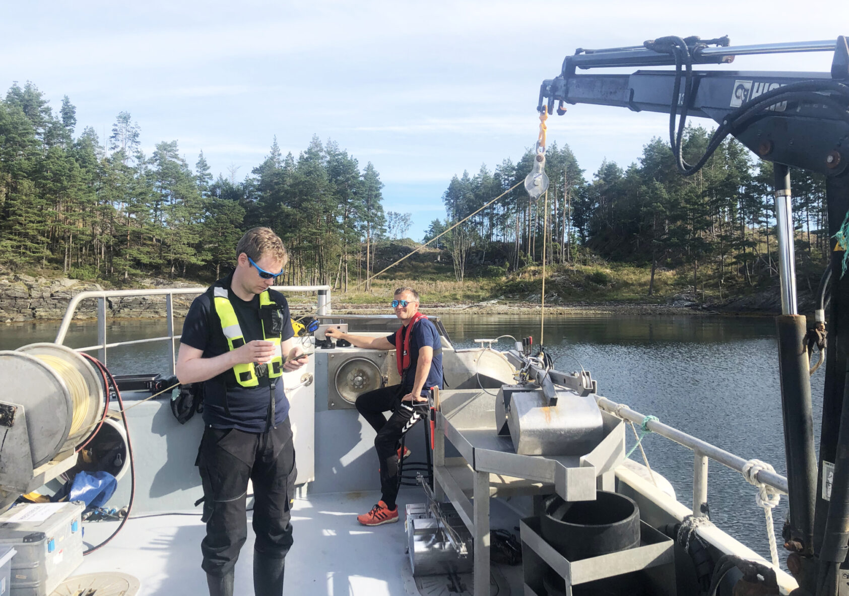 Gunhild Bødtker, Prøvetaking i forbindelse med prosjektet Rein Hardangerfjord. Forsker Einar Bye-Ingebrigtsen i NORCE i forgrunnen., Rein hardangerfjord Einar Bye Ingebrigtsen prøvetaking, , 