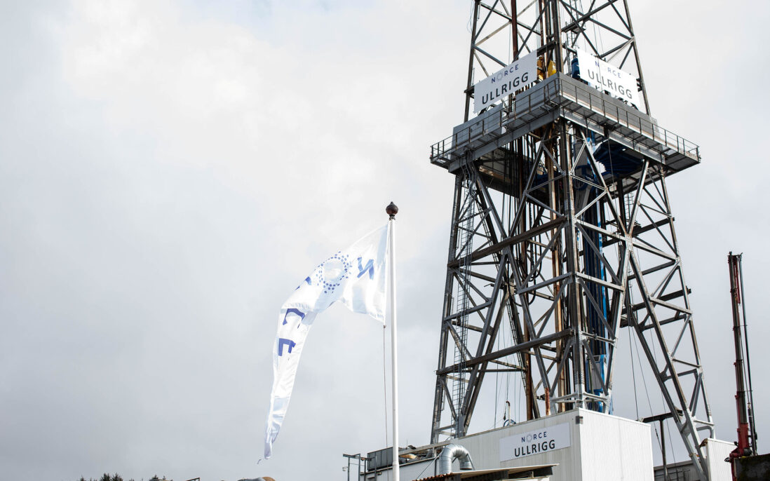 Tårn i stålkonstruksjon mot blå himmel