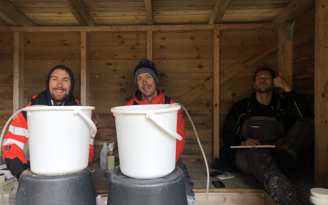 "Operasjonsteamet" til NORCE i fiskebua. Fra venstre Robert Lennox, Eirik Straume Normann og Erlend Mjelde Hanssen.