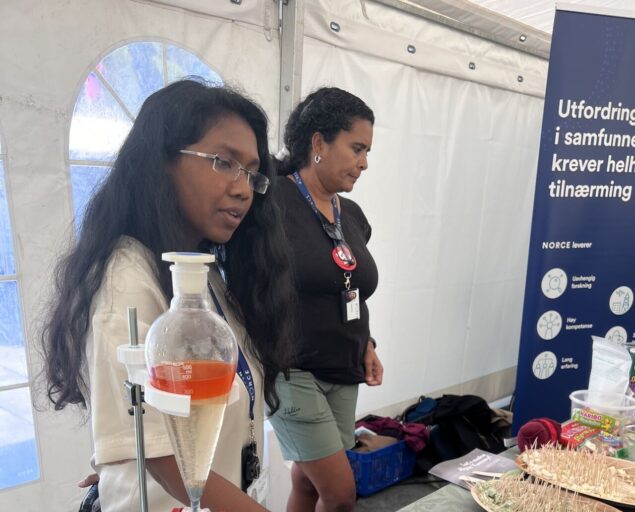 NORCE, Istedenfor å kaste det vi ikke spiser av fisken, kan vi tilsette enzymer og lage proteinpulver og fiskeolje. Dette kan blant annet brukes som kosttilskudd for bedre ernæring. På denne måten kan vi bruke avfallet til å lage sunne nye produkter., 1726834644810, , 
