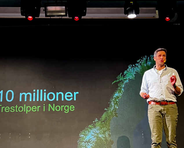 Katrine Jaklin, NORCE, Arnoud Jochemsen bruker hyperspektralt kamera for å avdekke råte i trestolper., Arnoud Jochemsen bruker hyperspektralt kamera for å avdekke råte i trestolper., <p><strong>Arnoud Jochemsen bruker hyperspektralt kamera for å avdekke råte i trestolper. Foto: Katrine Jaklin, NORCE</strong></p>, Arnoud Jochemsen bruker hyperspektralt kamera for å avdekke råte i trestolper.