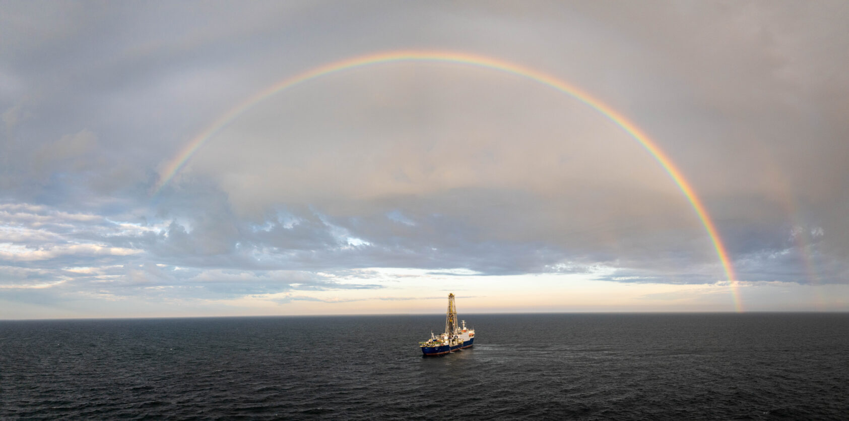 Chris Lyons & IODP, En av de siste dagene i Framstredet opplevde vi en regnbue om bord., 278 exp403 C1026, <p>Foto: Chris Lyons (Slingshot Pictures) & IODP</p>, 