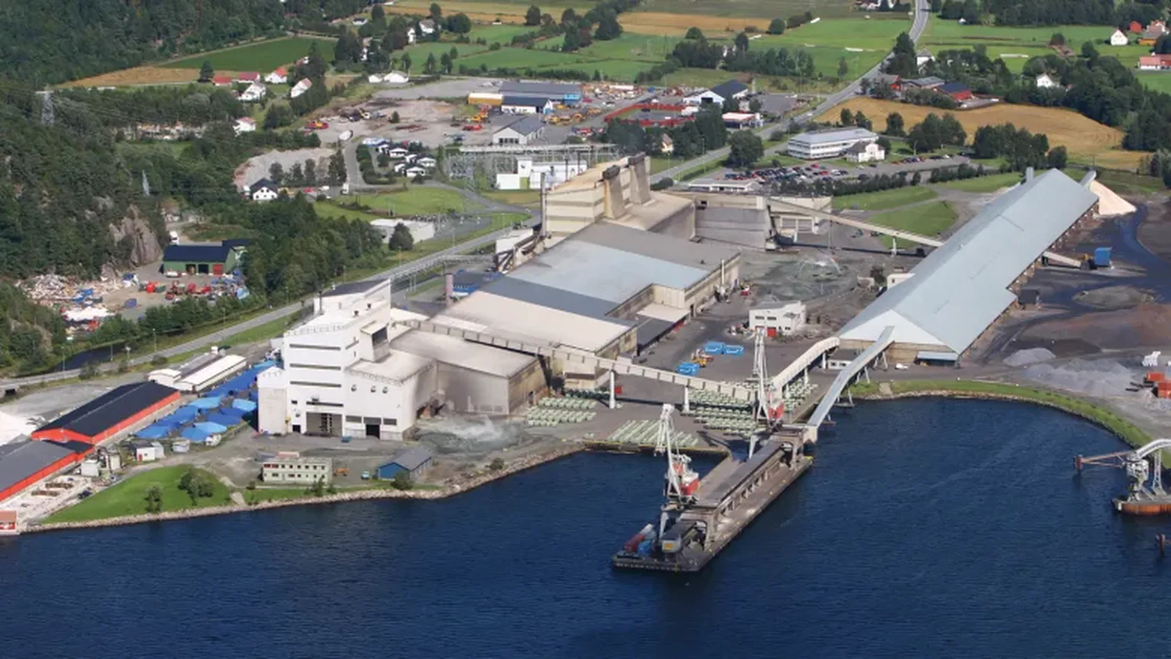 Foto: https://eramet.no/, Kvinesdal kommunes har jobbet med å utvikle industriell symbiose, Kvinesdal industriell symbiose, <p>eramet.no</p>, Industriområdet med kai. Dronebilde.