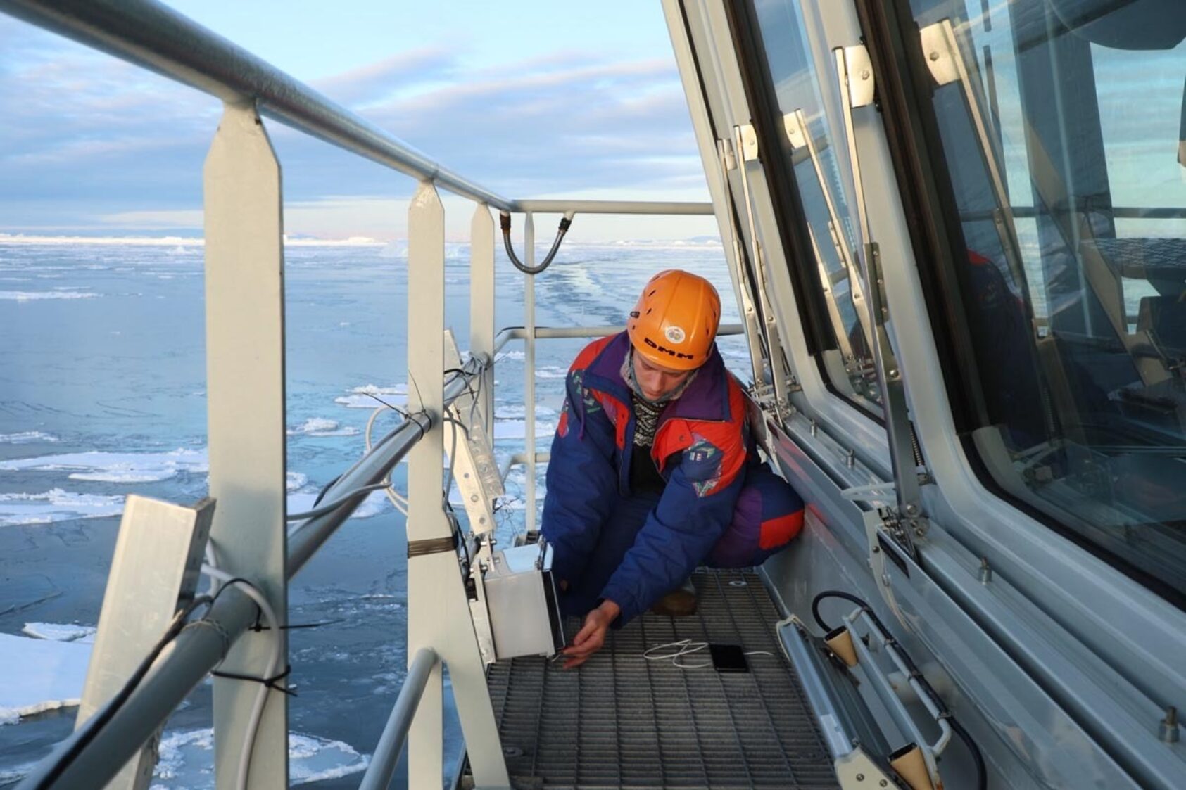 Daniel Albert, GoNorth/SINTEF, Oskar Gjesdal Veggeland arbeider med sin sensorplattform utenfor broen, 15 meter over vannflaten. Hans doktorgradsprosjekt bruker innsamling av havisdata fra flere sensorer for å demonstrere hvordan ulike typer observasjonsdata kan integreres på en effektiv måte – i dette tilfellet for å lage bedre haviskart., MVI 3317 00 00 27 03 Still001, , 