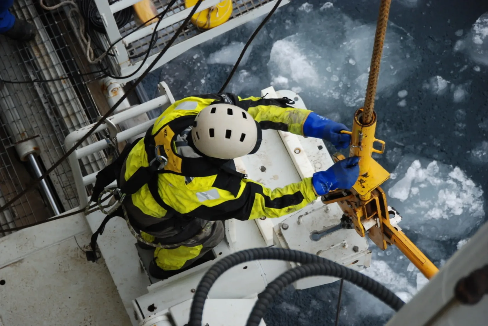 Photo: Stijn De Scheppe, Dag Inge Blindheim from NORCE getting sediment cores onboard., Nord Polen 3, , 