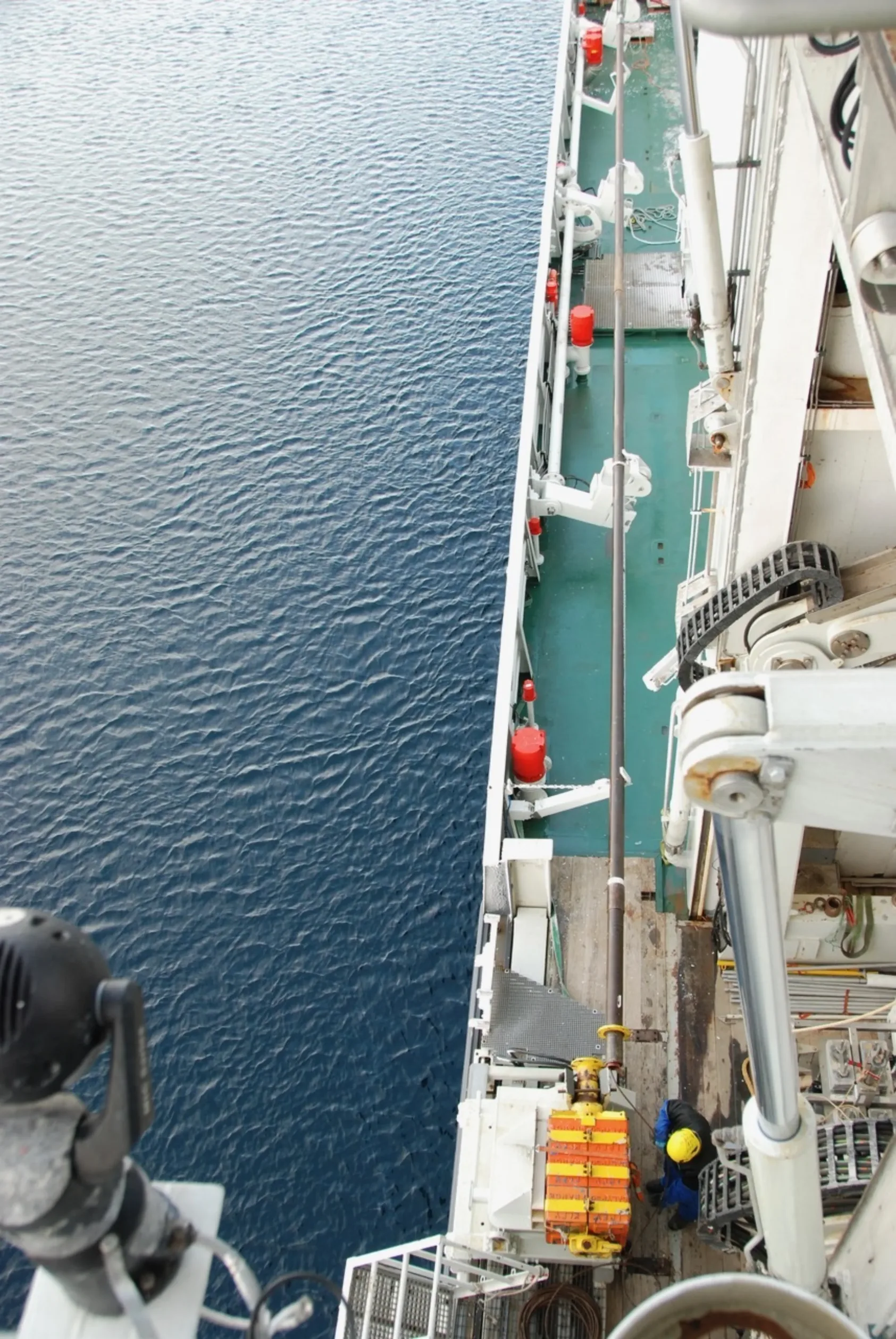 Photo: Stijn De Schepper, Retrieving sediment cores of 22 meters, requires a 24 meter long drill. The orange blocks are weights pressing the drill down into the seafloor., Nord Polen 4, , 