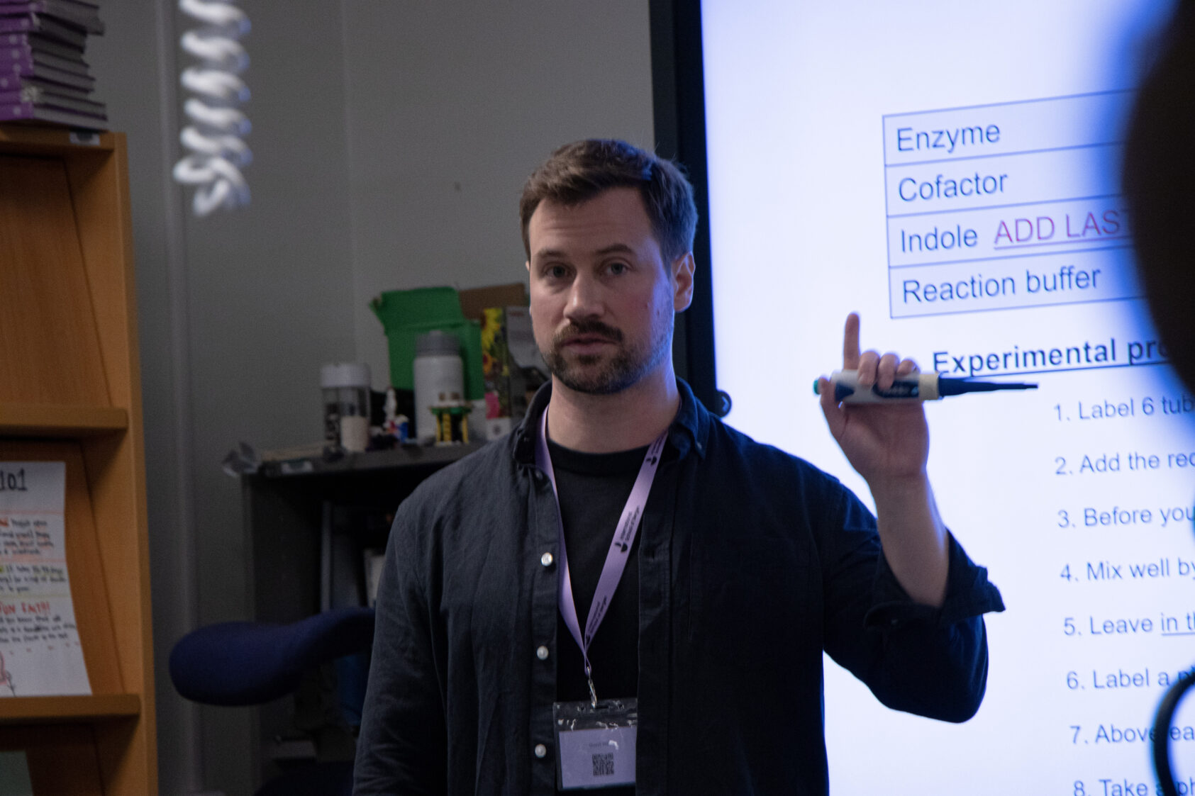 Thomas Hovmøller Ris, Rasmus Ree explains the experiment to the pupils, Rasmus intro, , 