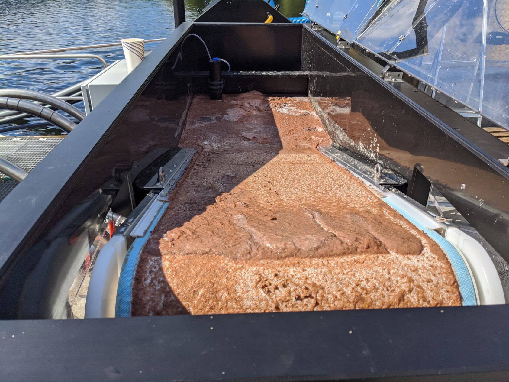 Jarle Ragnhildstveit, Framo, Sludge collected with the LiftUp-system from Framo, Slam samlet opp fra Framo Lift Up systemet foto Framo Lift UP, , 