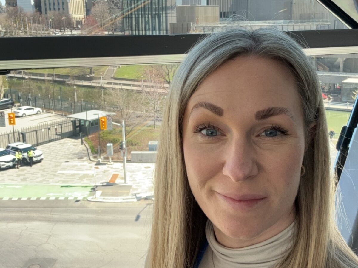 Lene Kristin Hansen, Lene Kristin Hansen deltok på INC-4 på vegne av NORCE, Ottawa, <p>Lene Kristin Hansen</p>, Selfie av kvinne foran vindu med utsikt til bylandskap.