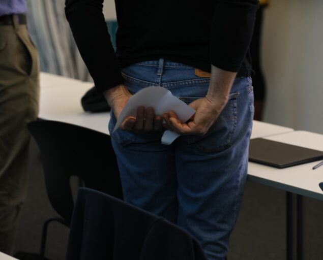 Photo: Thomas Hovmøller Ris, , 0 S0 A0914, , Person holding a paper behind his/her back