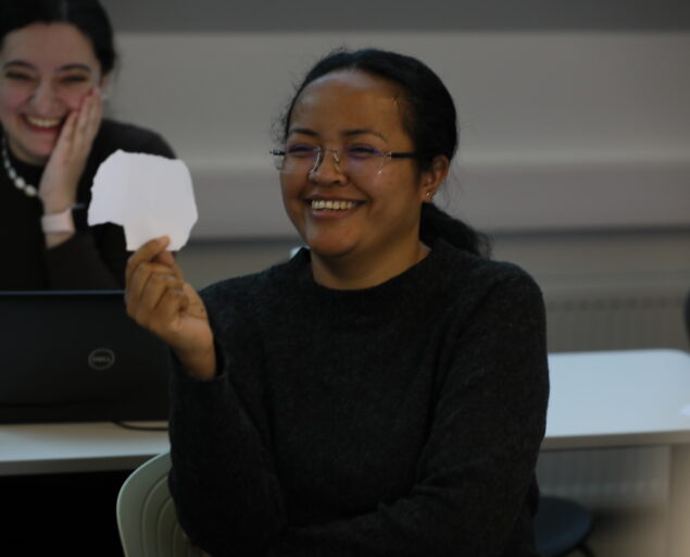 Photo: Thomas Hovmøller Ris, Rondrotiana Barimalala is a climate scientist at NORCE, originally from Madagascar, 0 S0 A0935, , Woman holding a paper clip
