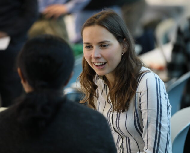 Photo: Thomas Hovmøller Ris, , 0 S0 A0944, , Woman talking to a man