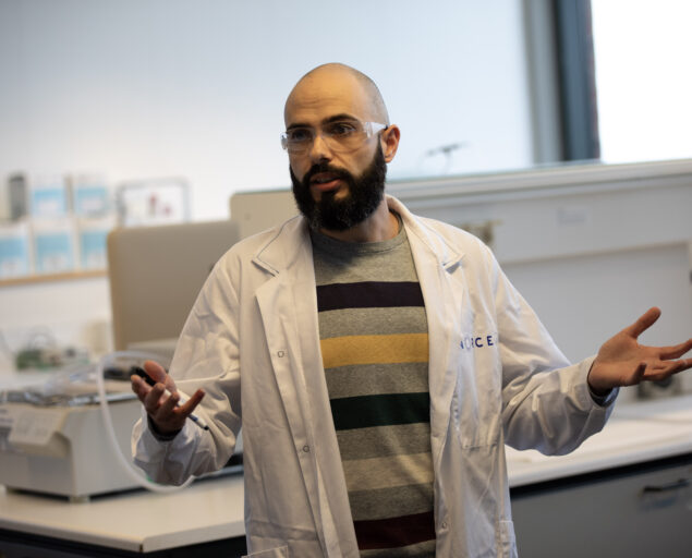 Thomas Hovmøller Ris, Miljøanalytisk kjemiker Adrián Jaén-Gil viste rundt på labben, Adrian Jaen Gil, , 