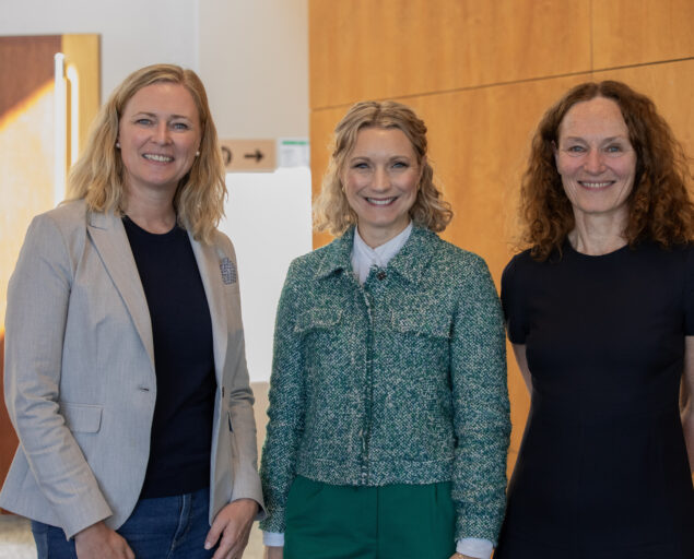 Thomas Hovmøller Ris, Etter paneldebatten, Camilla Karianne Tung Ingrid Sternhoff, <p>Thomas Hovmøller Ris</p>, Gruppebilde med tre kvinner.