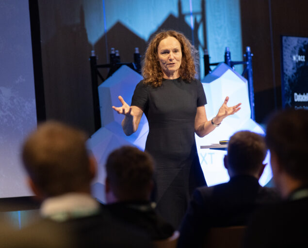 Thomas Hovmøller Ris, Camilla Stoltenberg taler om digitaliseringens muligheter, Camilla, <p>Thomas Hovmøller Ris</p>, Kvinne snakker fra en scene. Hoder til publikum i forgrunnen.