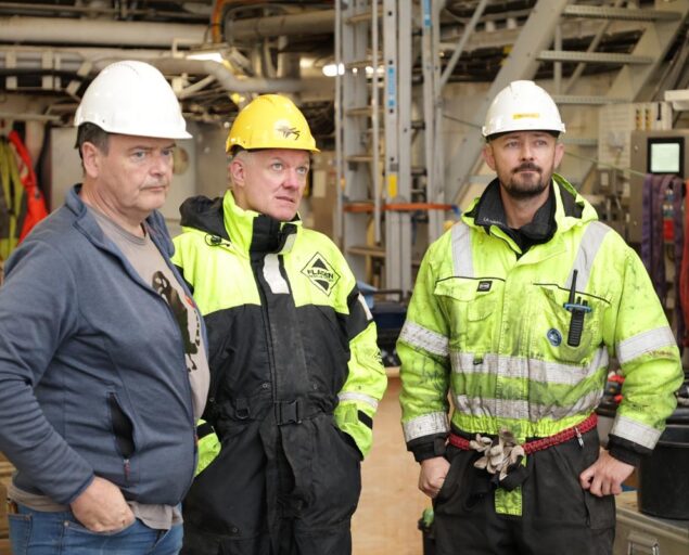 Daniel Albert, GoNorth/SINTEF, Dag Inge Blindheim (NORCE), Stig Monsen (UiB) og Andreas Wolden (HI) løser en utfordring knyttet til sedimentkjerneboring sammen. De tre har mye erfaring med utstyret., Dag Inge, , 