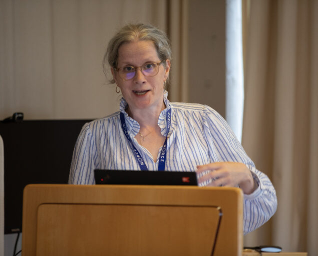 Thomas Hovmøller Ris, Avdelingsleder Hav og miljø i NORCE, Fiona Provan, fortalte overordnet om miljøforskningen til NORCE i Mekjarvik, Fiona Provan, , 