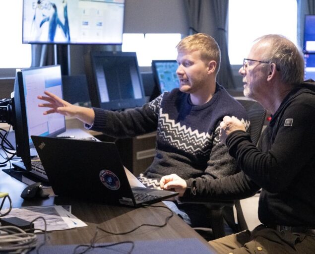 Daniel Albert, GoNorth/SINTEF, Nicki Riber Andreasen (GST) og Lars Rasmussen (GEUS) overvåker batymetridataene etter hvert som de kommer inn., IMG 3489, , 
