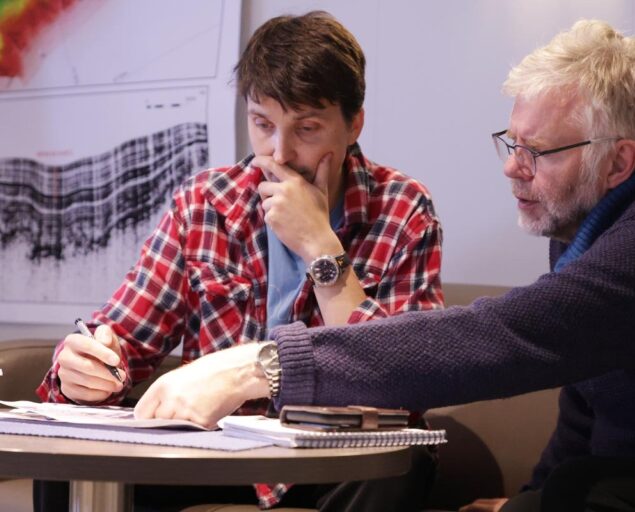 Daniel Albert, GoNorth/SINTEF, Alexander Minakov (UiO) diskuterer planer for innsamling av seismiske data med toktets co-leder Jan Sverre Laberg (UiT)., IMG 4133, , 