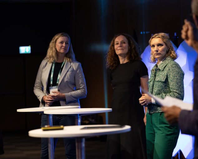 Thomas Hovmøller Ris, Ingrid Sternhoff, Karianne Tung og Camilla Stoltenberg i paneldebatt, Paneldebatt, <p>Thomas Hovmøller Ris</p>, Fire personer på en scene, tre ser på den ene som snakker