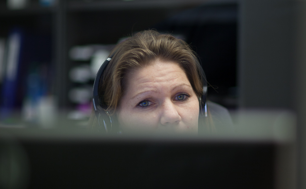 , Foto: Arngeir Berge, RE AIMED prosjektbilde, , Kvinne med hodetelefoner stirrer på enh skjerm