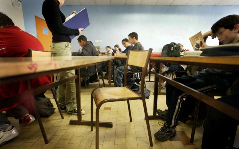 klasserom med en tom stol