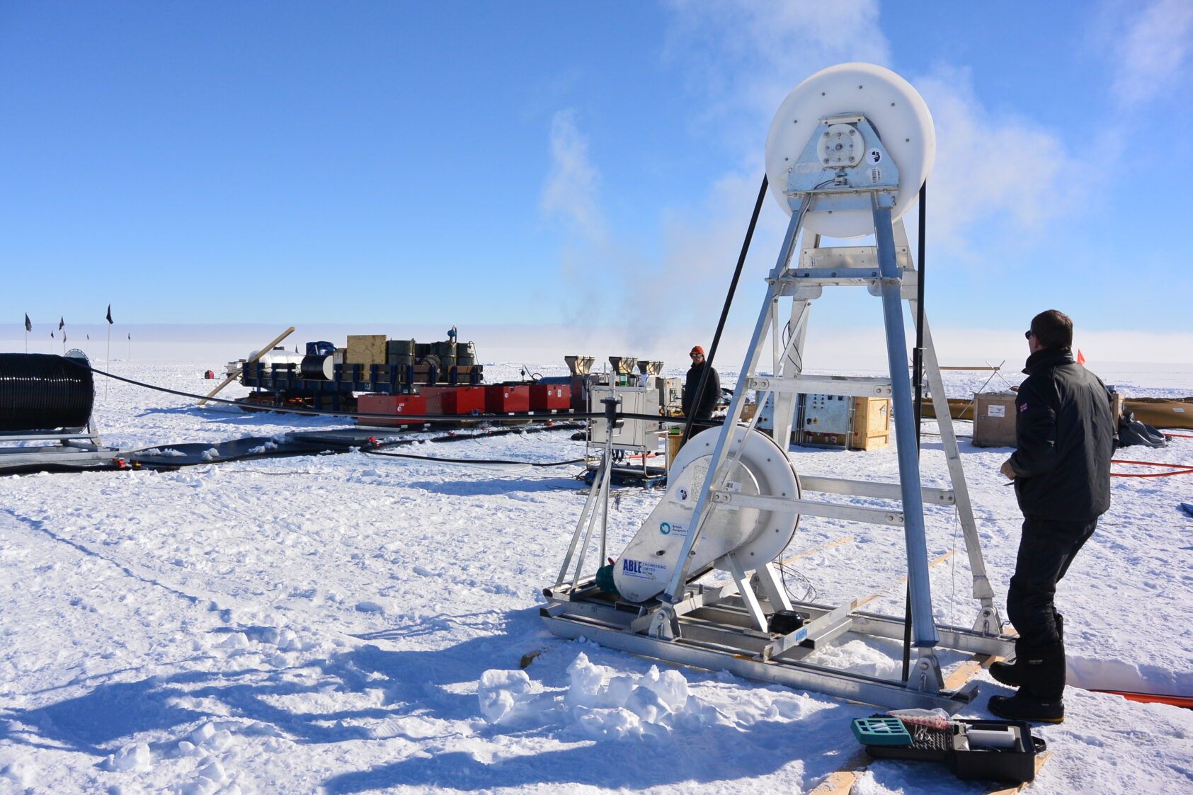 Foto: Svein Østerhus / NORCE, Å samle data ute i havet eller under isen er komplekst. Store drillrigger og smelting av borehull krever mannskap som kan jobben og har muskler til å jobbe., Drilling rig Foto Svein, , 