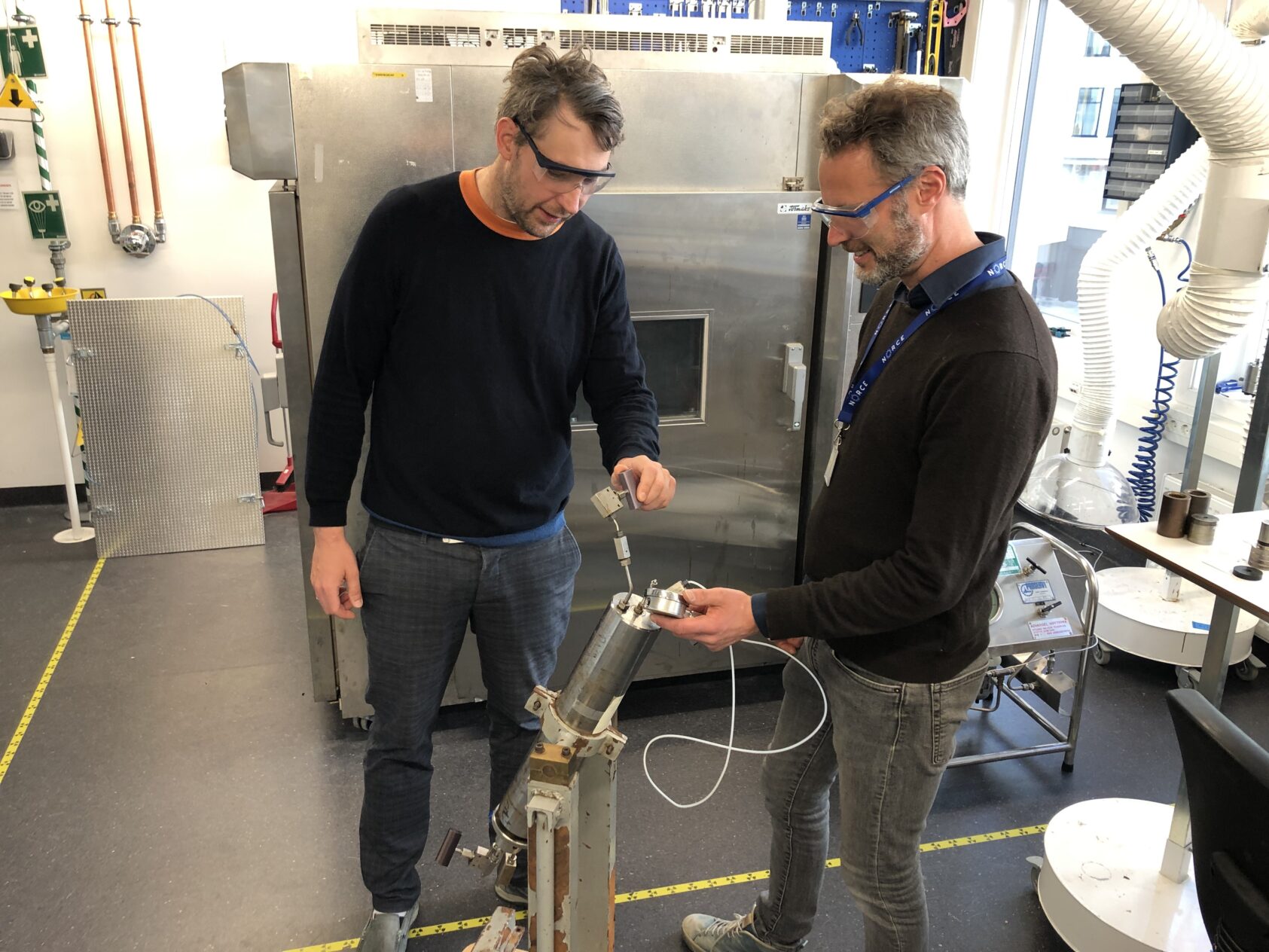 , På dette laboratoriet skal forskere gjøre eksperimentelle forsøk på hydrogen. Kunnskap fra olje og gass brukes for å finne ut hvordan vi skal lagre hydrogen under bakken, hvordan hydrogen oppfører seg og hvordan vi får det ut igjen. På bildet ser vi NORCE-forskerne Bartek F. Vik og Ketil Djurhuus., IMG 8605, <p>Veronica Helle</p>, På bilde ser vi NORCE-forskerne Bartek Vik og Ketil Djurhuus.