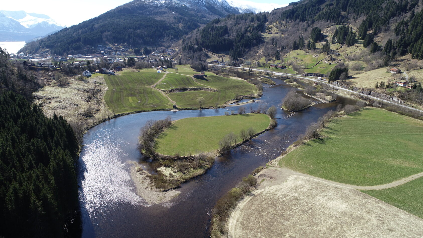 Ulrich Pulg, Naustdalselva i Sunnfjord der NORCE har bistått med ekspertise til lakseelveierlaget, og Eiliv Erdal deltager i dette arrangementet i Arendal, er grunneier. (Foto: NORCE), Nausta med tradisjonell bebyggelse utenfor flomsone ulrich pulg, , 