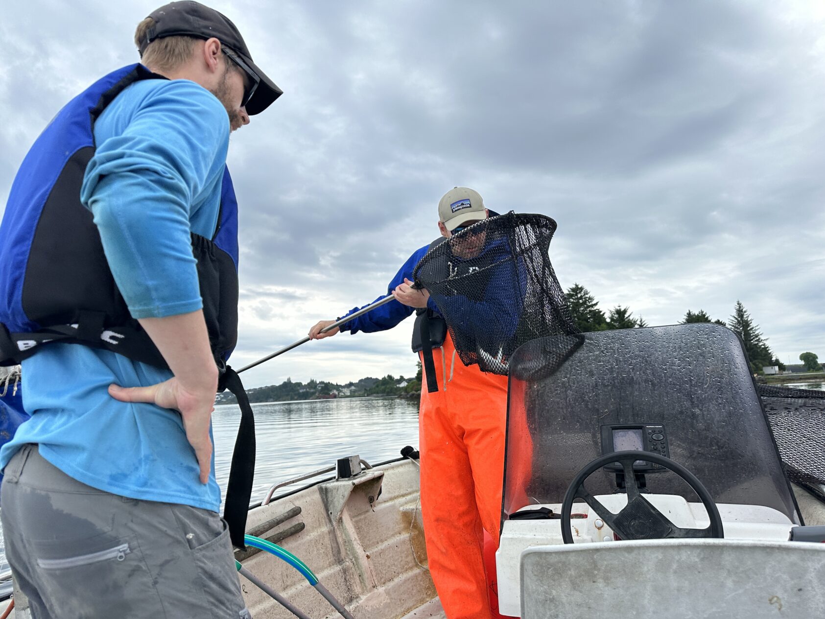 Jan Willie Olsen, Intrafish, – Det er for mye lus, og vi vet at villfisken påføres skader av dette, sier Espen Olsen Espedal (tv) fra NORCE LFI som sammen med kollega Christoph Postler har hatt daglige turer ut til rusen ved Herdla., IMG 1095, , 