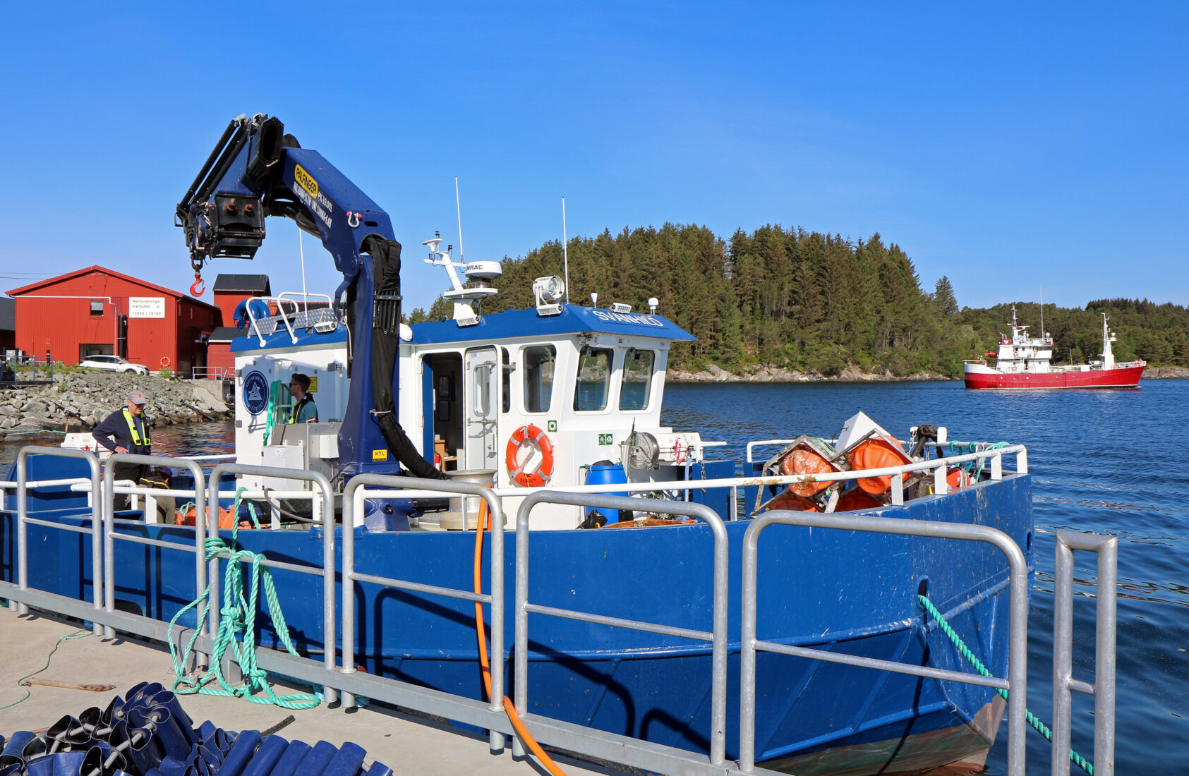 Ingvar Henne, Testene utføres på Havforskningsinstituttet sin forskningsstasjon på Austevoll., IMG 6874, <p>Ingvar Henne</p>, Liten arbeidsbåt med kran ved kai.