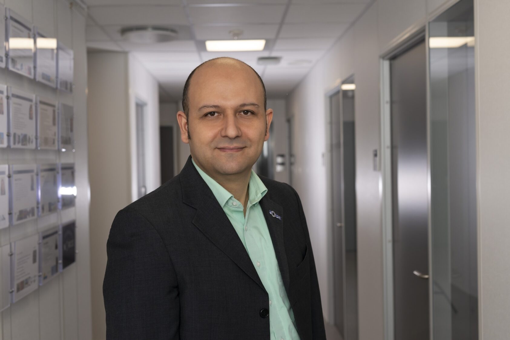 NORCE, Nabil Belbachir, forskningsleder i NORCE, vil automatisere manuelle prosesser i gjenvinningen., Nabil, <p>NORCE</p>, Portett av mann, halvfigur.