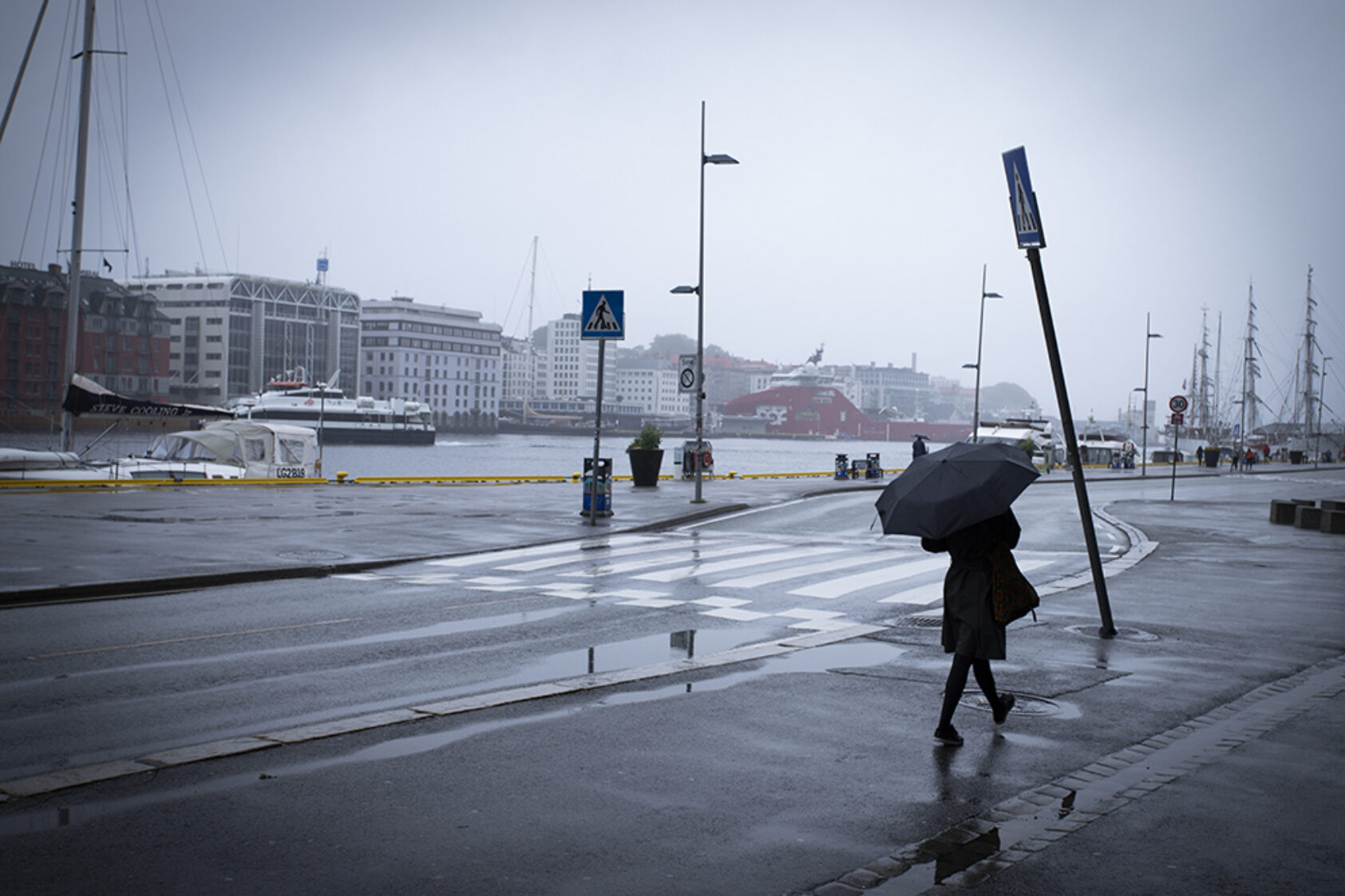 Illustrasjonsfoto: Colourbox, Bilfrie områder i Bergen er ett av to temaer som folk inviteres til å si sin mening om i prosjektet. Bildet viser veien over Bryggen, som sommeren 2020 var stengt for biltrafikk. Dette videreføres i 2021., Bil bryggen bergen, , 