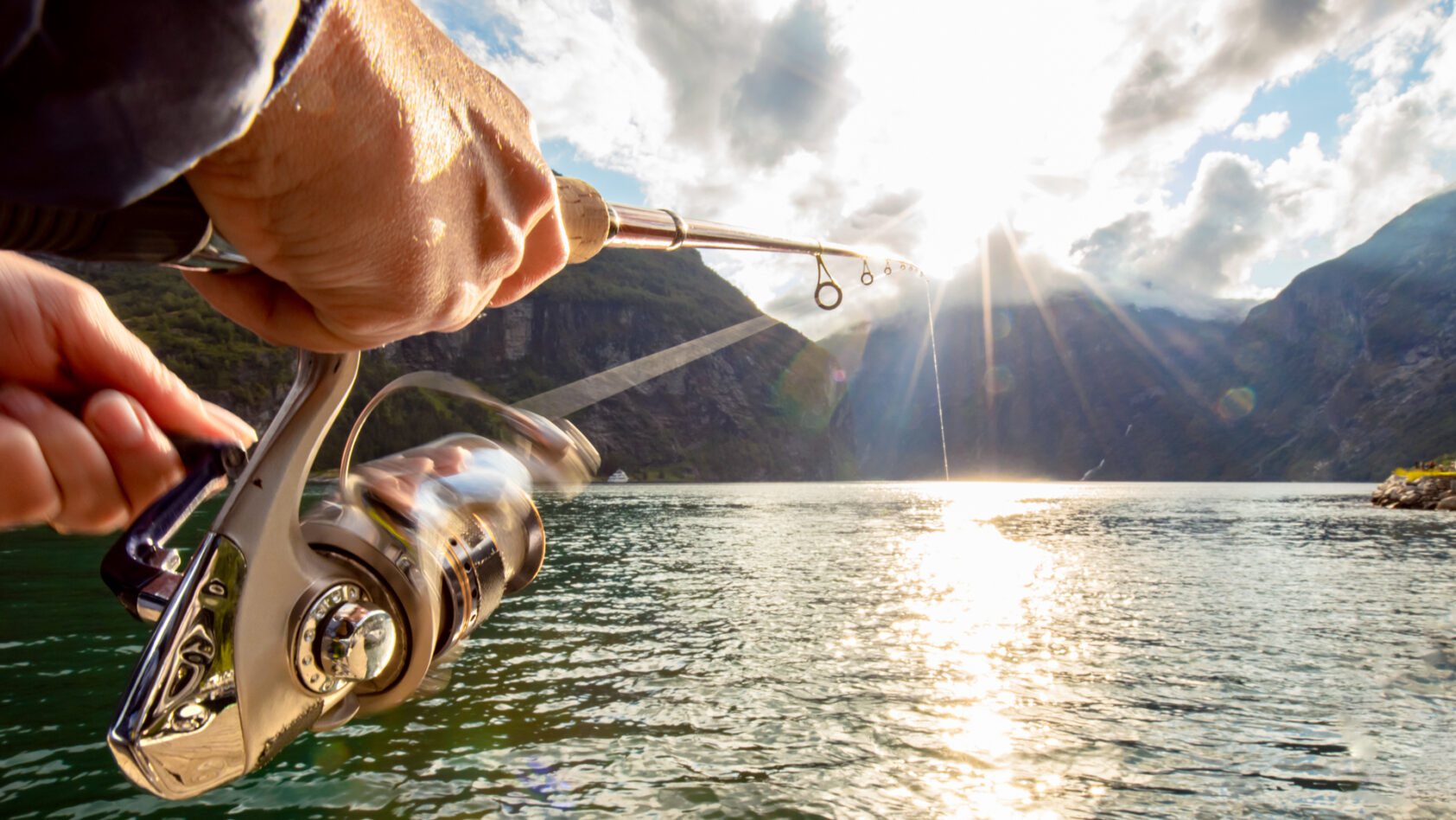 Illustrasjonsfoto: Colourbox, Vi jobber med kunstig intelligens, fiskebiologi og inkluderer rekke eksterne faktorer i miljøet for å kunne si om fisken vil like en bestemt plass, sier seniorforsker Boyan Yuan i NORCE, Fiske stang sluk illustrasjon, , 
