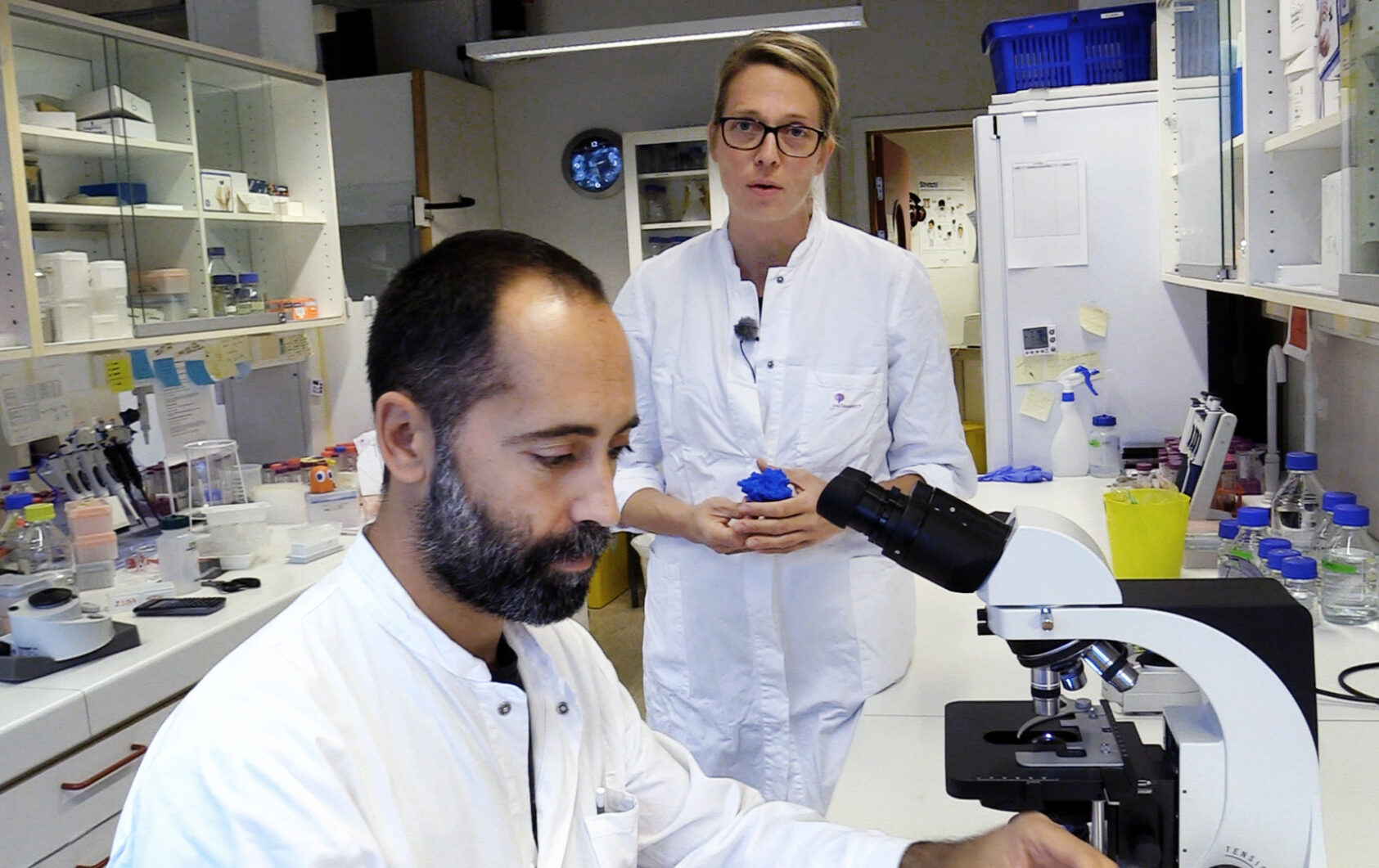 Foto: Andreas R. Grave, Forsker Antonio Garcia-Moyano og forskningsleder Gro Bjerga er blant bioteknologene i NORCE som har utviklet et molekylært arbeidsverktøy. Dette verktøyet forkorter og forenkler prosessen med å velge ut og produsere viktige enzymer til industrien., Gro bjerga antonio garcia moyano, , 