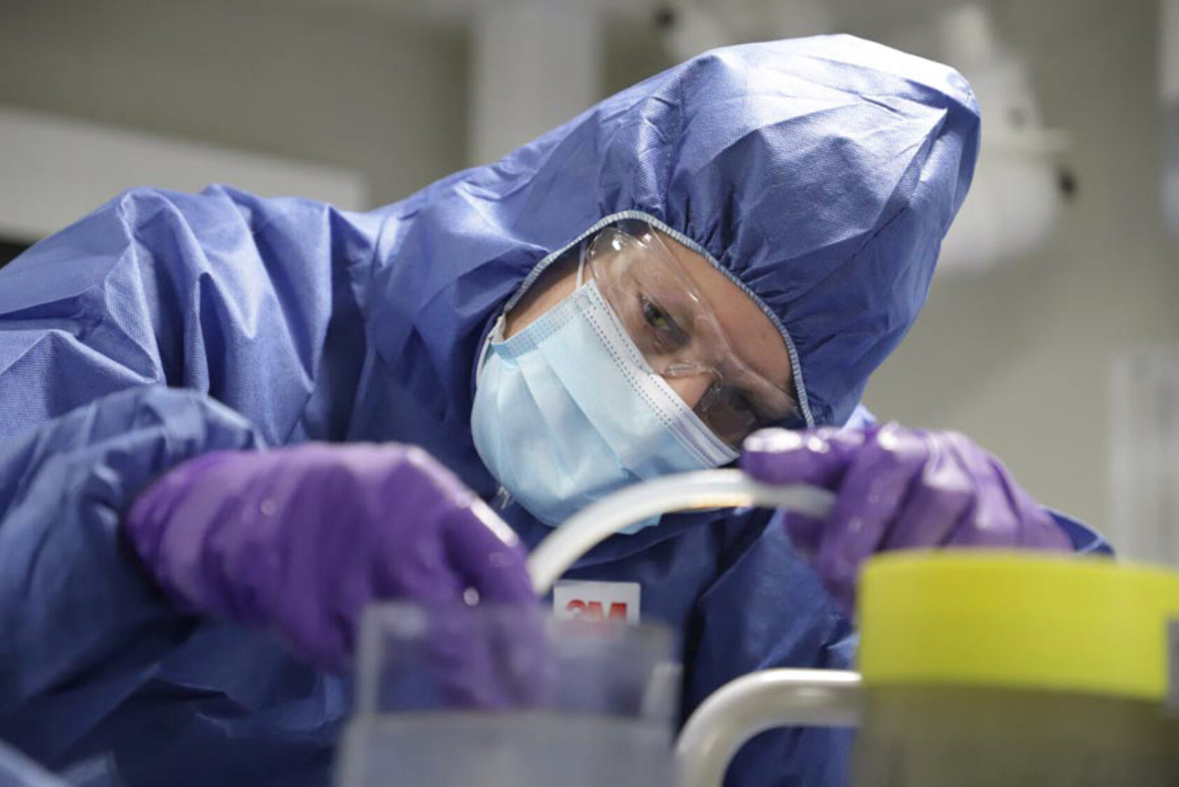 GoNorth, Marinbiolog Jon Hestetun i NORCE er blant forskerne som skal gjøre miljøundersøkelser i det nye prosjektet. Her undersøker han en sedimentkjerne for forekomster av DNA i et annet prosjekt utenfor kysten av Longyearbyen., Jon hestetun foto go north, , Forsker Jon Hestetun i beskyttelsesdrakt undersøker en prøve fra feltarbeid i et laboratorium.