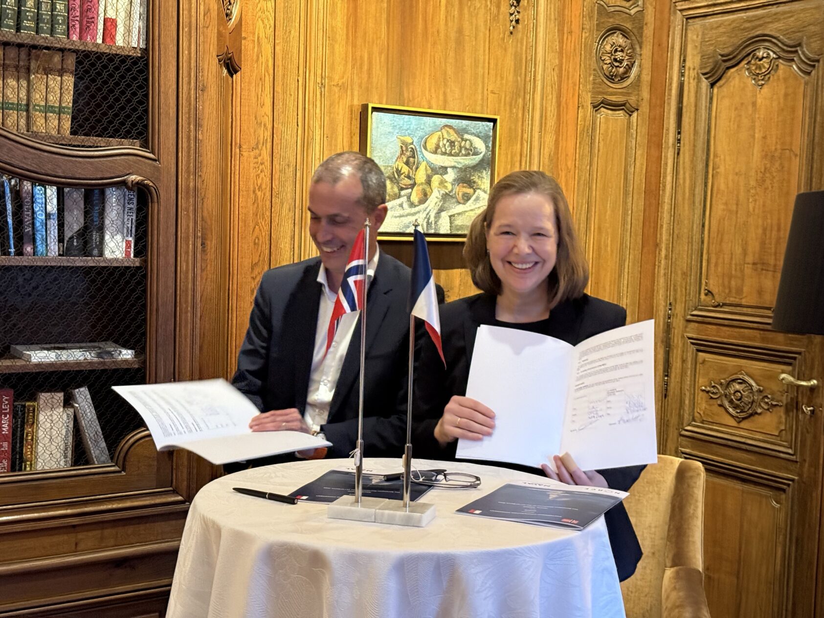 NORCE, Guillaume Weisrock, Senior Vice President for salg og forretningsutvikling i Europa og Nord-Amerika i Naval Group og Kristin Flornes, konserndirektør i NORCE signerer avtalen., Kristin naval, , 