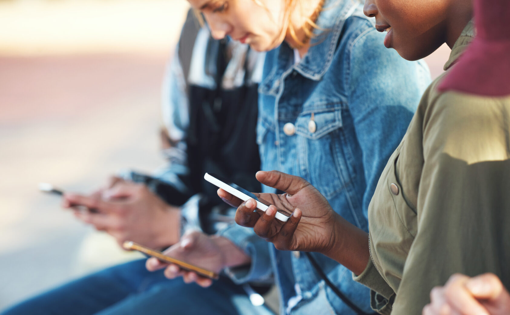 , , Mobil ungdom illustrasjon COLOURBOX, , Hands holding mobile phones