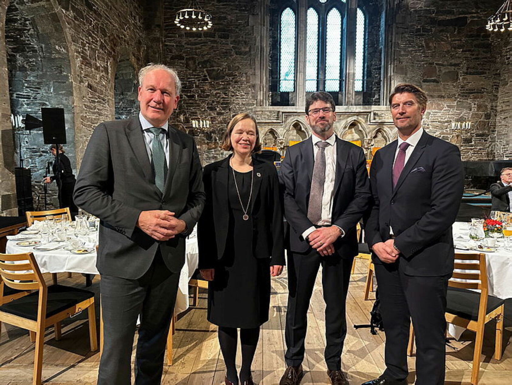 Ida Sollesnes, NORCE, Fra venstre Rene Peters, forretningsdirektør for gassteknologi i TNO, konserndirektør i NORCE Energi & Teknologi, Kristin Flornes, Fionn Iversen, leder FME HyValye, NORCE og Hans Kleivdal assisterende konserndirektør, forretningsutvikler Klima og miljø - Bergen, Peters kristin fionn og hans, , Gruppebilde av fire personer, murt steinvegg i bakgrunnen